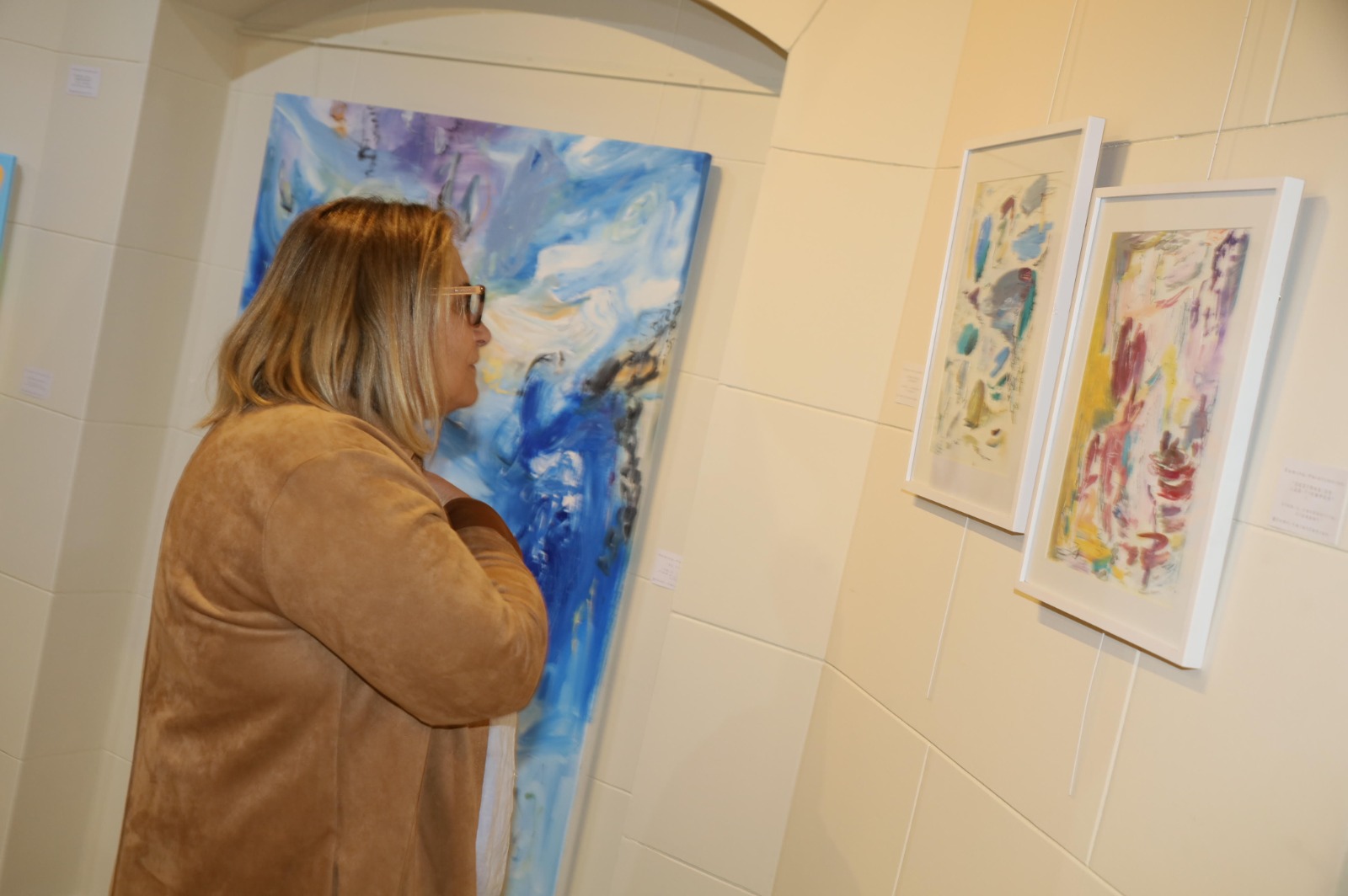 Exposición de arte ‘Colormix’ con Romina Haiatzanian y Valeria Costantini en la Legislatura de Buenos Aires